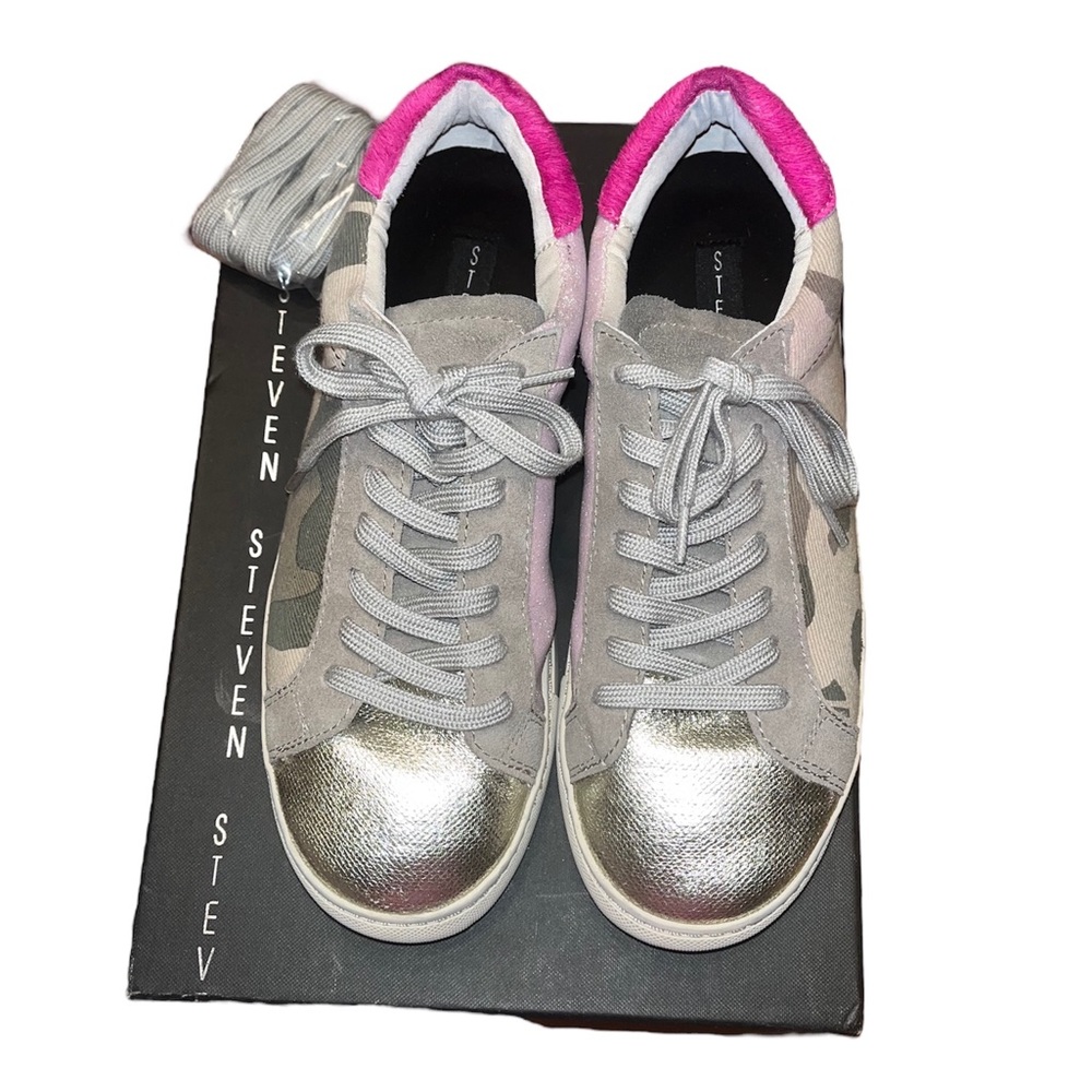 EUC w/ box Steven by Steve Madden Camo Peyton sneakers size 8 with extra laces.